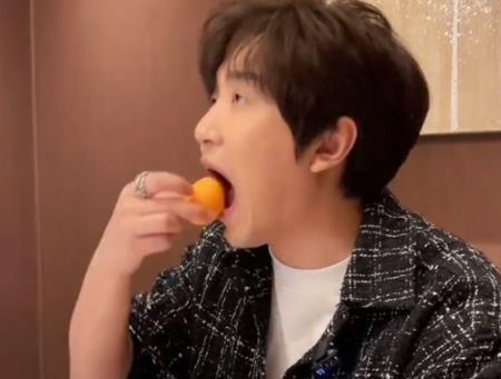 白冰吃静岗蜜瓜视频,静岗蜜瓜美食之旅